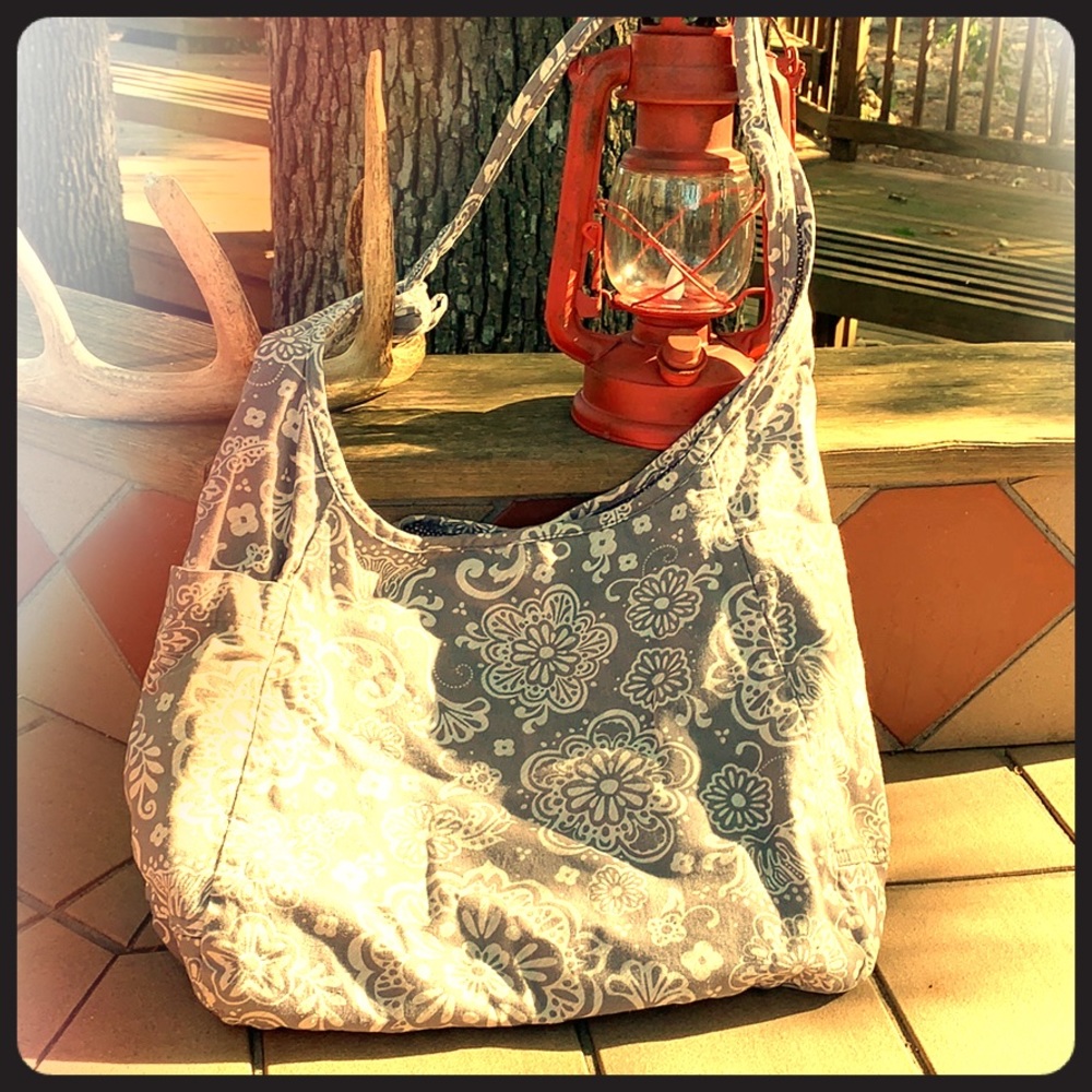 Thirty-one reversible cloth shoulder bag.